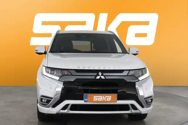 Valkoinen Maastoauto, Mitsubishi Outlander PHEV – VAR-04697