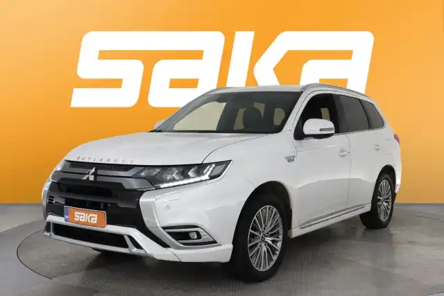 Valkoinen Maastoauto, Mitsubishi Outlander PHEV – VAR-04697