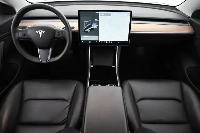 Musta Sedan, Tesla Model 3 – VAR-04802