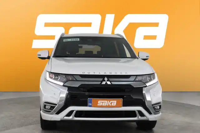 Valkoinen Maastoauto, Mitsubishi Outlander PHEV – VAR-04924