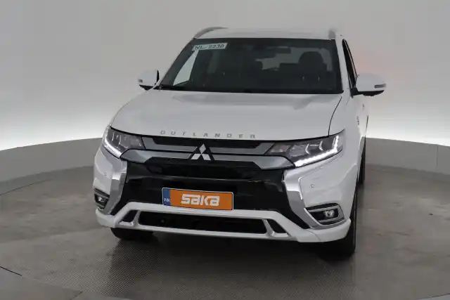 Valkoinen Maastoauto, Mitsubishi Outlander PHEV – VAR-04924