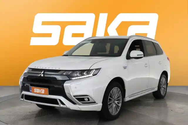 Valkoinen Maastoauto, Mitsubishi Outlander PHEV – VAR-04924