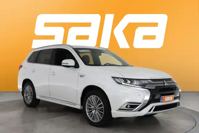 Valkoinen Maastoauto, Mitsubishi Outlander PHEV – VAR-04924