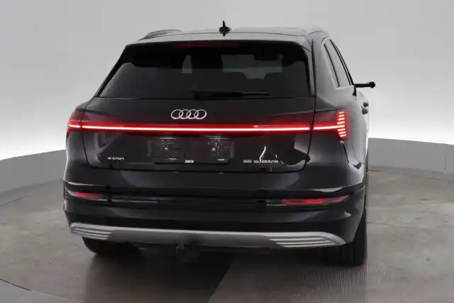 Musta Maastoauto, Audi e-tron – VAR-05003