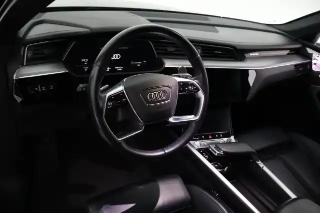 Musta Maastoauto, Audi e-tron – VAR-05003