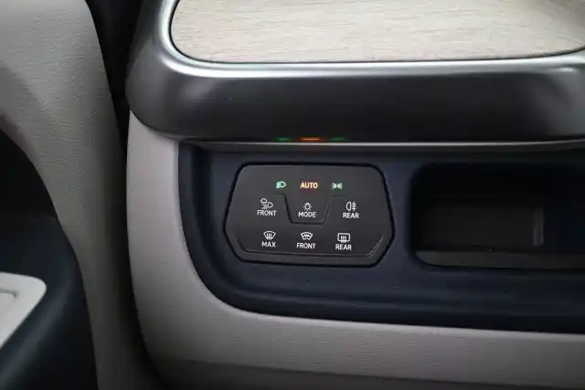 Valkoinen Tila-auto, Volkswagen ID. Buzz – VAR-05104
