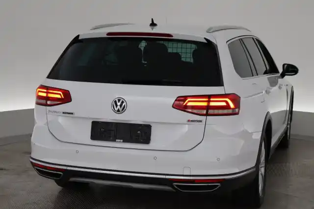 Valkoinen Farmari, Volkswagen Passat – VAR-05215