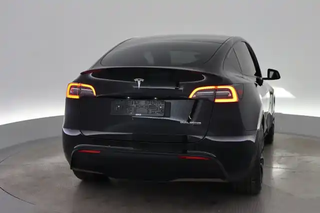 Musta Maastoauto, Tesla Model Y – VAR-05408