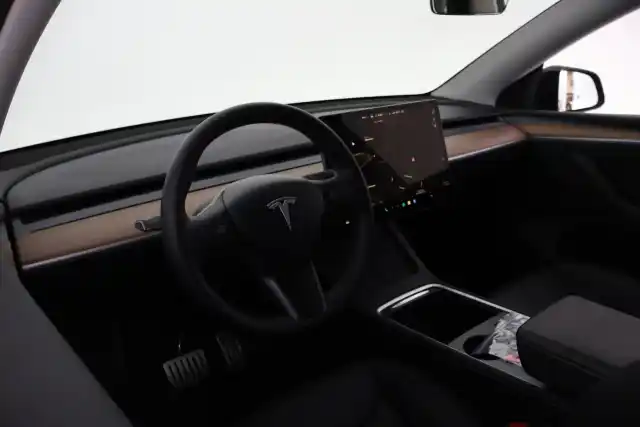 Musta Maastoauto, Tesla Model Y – VAR-05408