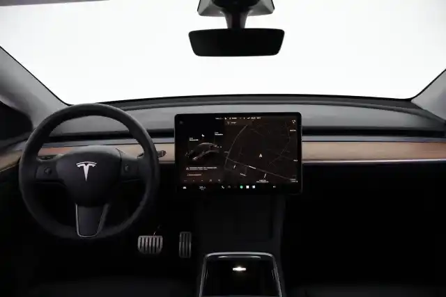 Musta Maastoauto, Tesla Model Y – VAR-05408