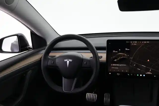 Musta Maastoauto, Tesla Model Y – VAR-05408