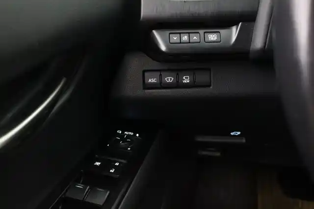 Musta Viistoperä, Lexus UX – VAR-05572