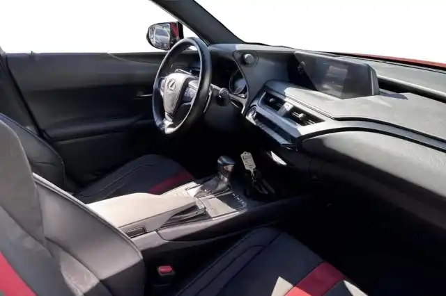 Oranssi Maastoauto, Lexus UX – VAR-05647
