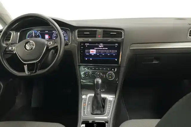 Valkoinen Viistoperä, Volkswagen Golf – VAR-05764