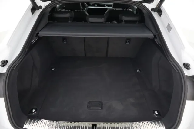Valkoinen Coupe, Audi Q8 e-tron – VAR-05876