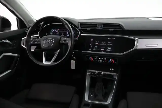 Musta Maastoauto, Audi Q3 – VAR-05934