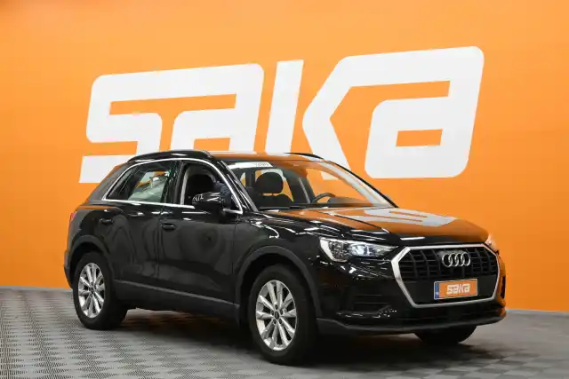 Musta Maastoauto, Audi Q3 – VAR-05934