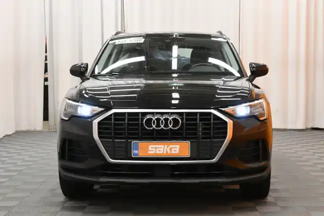 Musta Maastoauto, Audi Q3 – VAR-05934