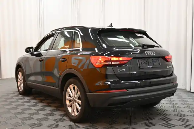 Musta Maastoauto, Audi Q3 – VAR-05934