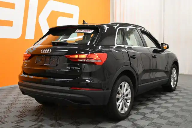 Musta Maastoauto, Audi Q3 – VAR-05934