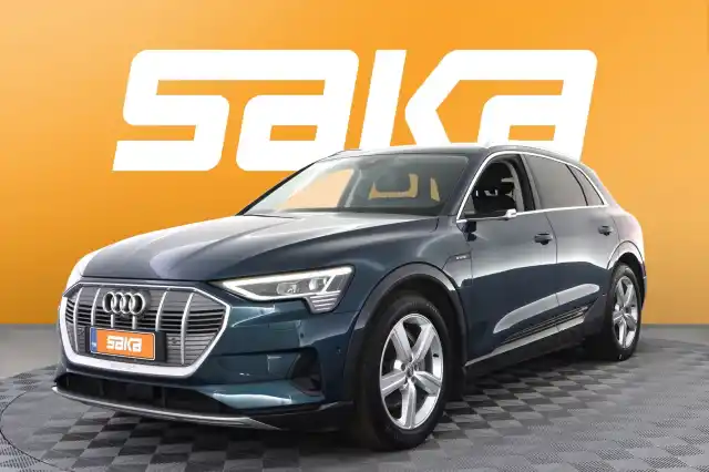Sininen Maastoauto, Audi e-tron – VAR-05990