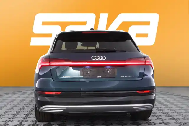 Sininen Maastoauto, Audi e-tron – VAR-05990