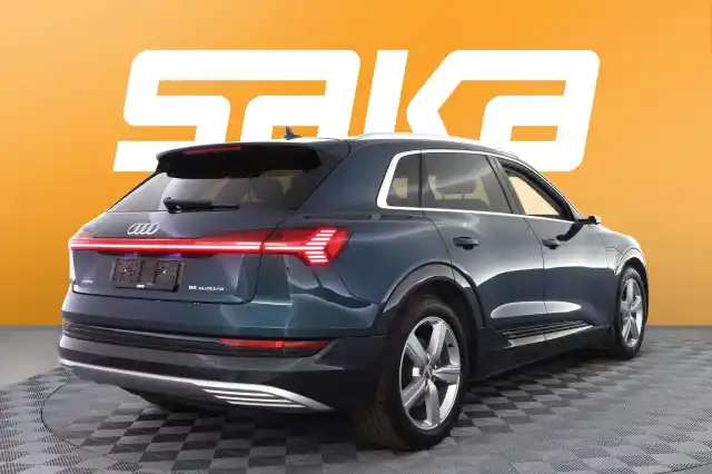 Sininen Maastoauto, Audi e-tron – VAR-05990