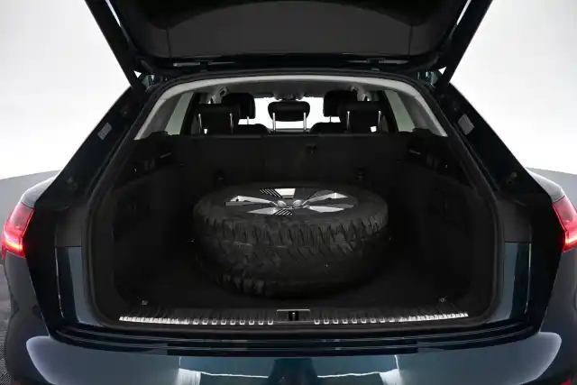 Sininen Maastoauto, Audi e-tron – VAR-05990