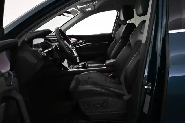 Sininen Maastoauto, Audi e-tron – VAR-05990