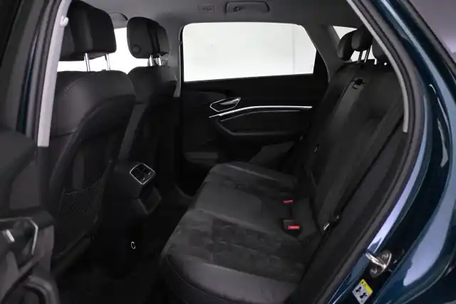 Sininen Maastoauto, Audi e-tron – VAR-05990