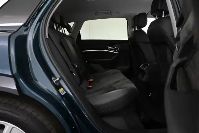 Sininen Maastoauto, Audi e-tron – VAR-05990