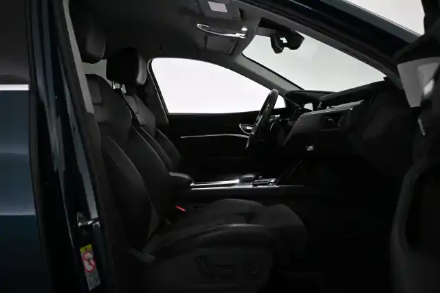 Sininen Maastoauto, Audi e-tron – VAR-05990