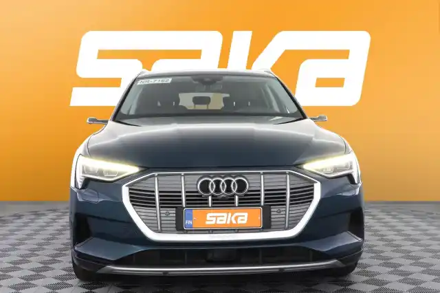 Sininen Maastoauto, Audi e-tron – VAR-05990