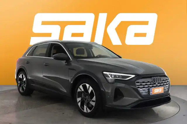 Harmaa Maastoauto, Audi Q8 e-tron – VAR-06057