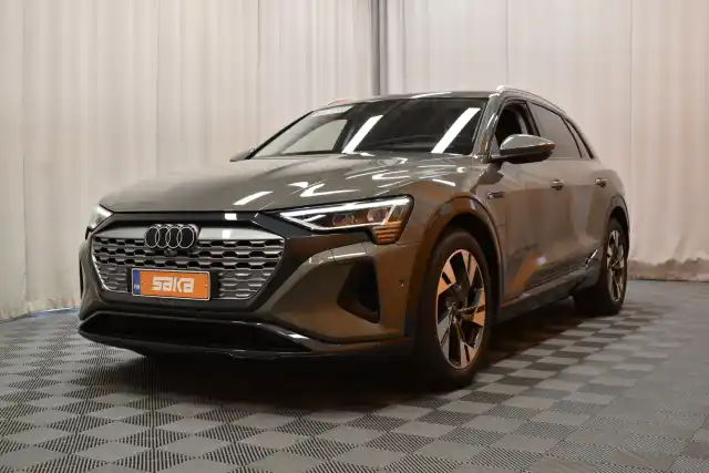 Harmaa Maastoauto, Audi Q8 e-tron – VAR-06057