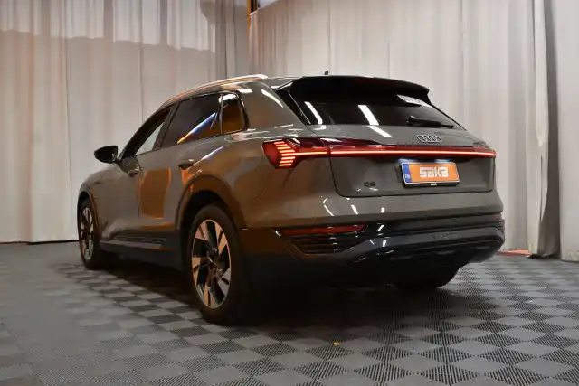 Harmaa Maastoauto, Audi Q8 e-tron – VAR-06057