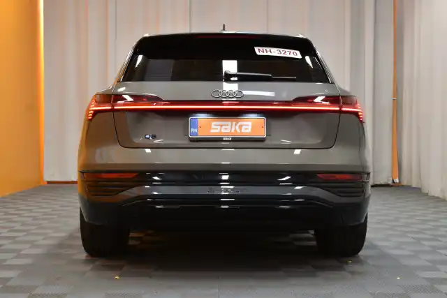 Harmaa Maastoauto, Audi Q8 e-tron – VAR-06057