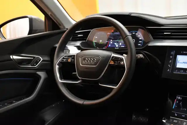 Harmaa Maastoauto, Audi Q8 e-tron – VAR-06057