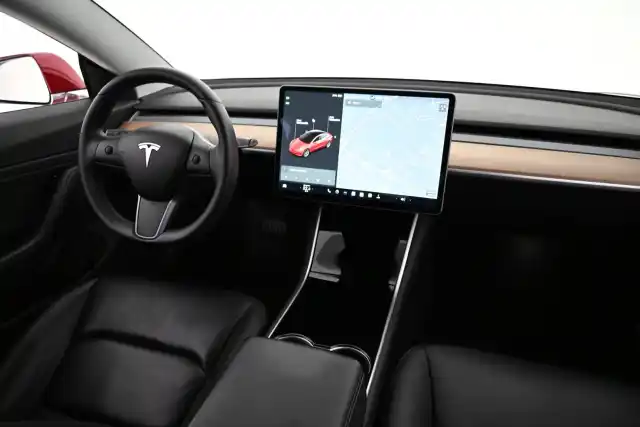 Punainen Sedan, Tesla Model 3 – VAR-06240