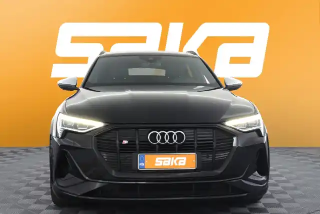 Musta Maastoauto, Audi e-tron – VAR-06498