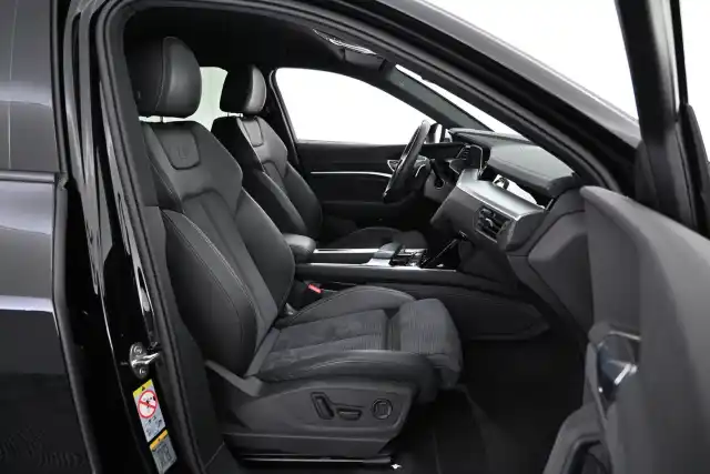 Musta Maastoauto, Audi e-tron – VAR-06498