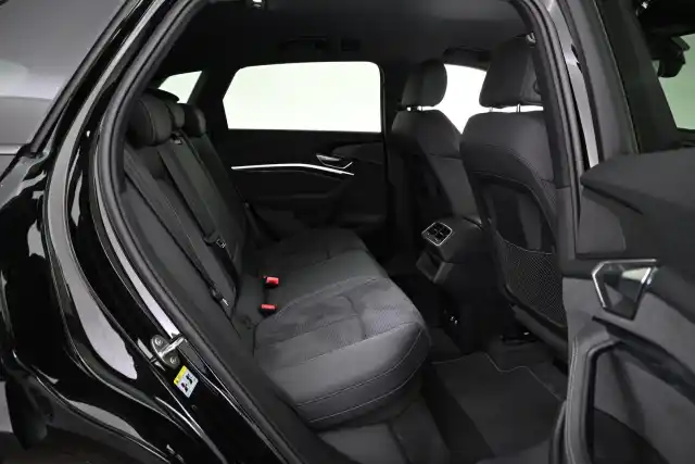 Musta Maastoauto, Audi e-tron – VAR-06498