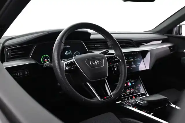 Musta Maastoauto, Audi e-tron – VAR-06498