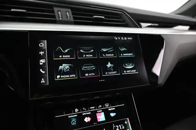 Musta Maastoauto, Audi e-tron – VAR-06498