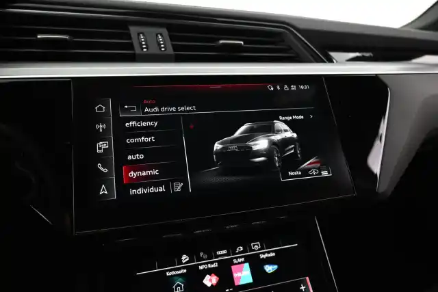 Musta Maastoauto, Audi e-tron – VAR-06498
