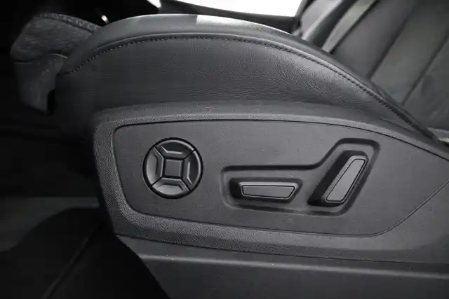 Musta Maastoauto, Audi e-tron – VAR-06498