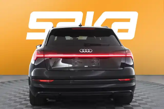 Musta Maastoauto, Audi e-tron – VAR-06498
