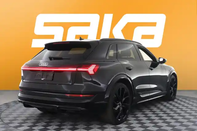 Musta Maastoauto, Audi e-tron – VAR-06498