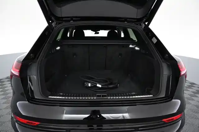 Musta Maastoauto, Audi e-tron – VAR-06498