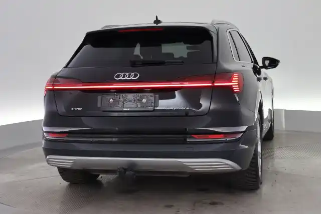 Musta Maastoauto, Audi e-tron – VAR-06505